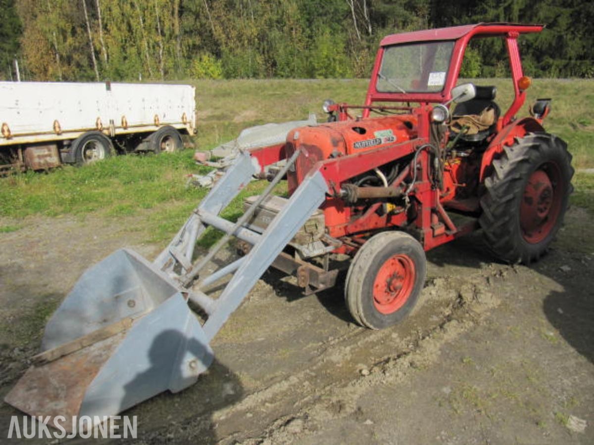1967 Nuffield 342 traktor med laster